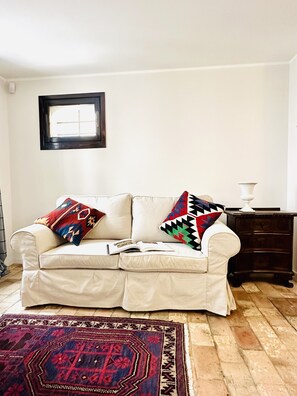 Escritorio, sistema de insonorización y tabla de planchar con plancha 