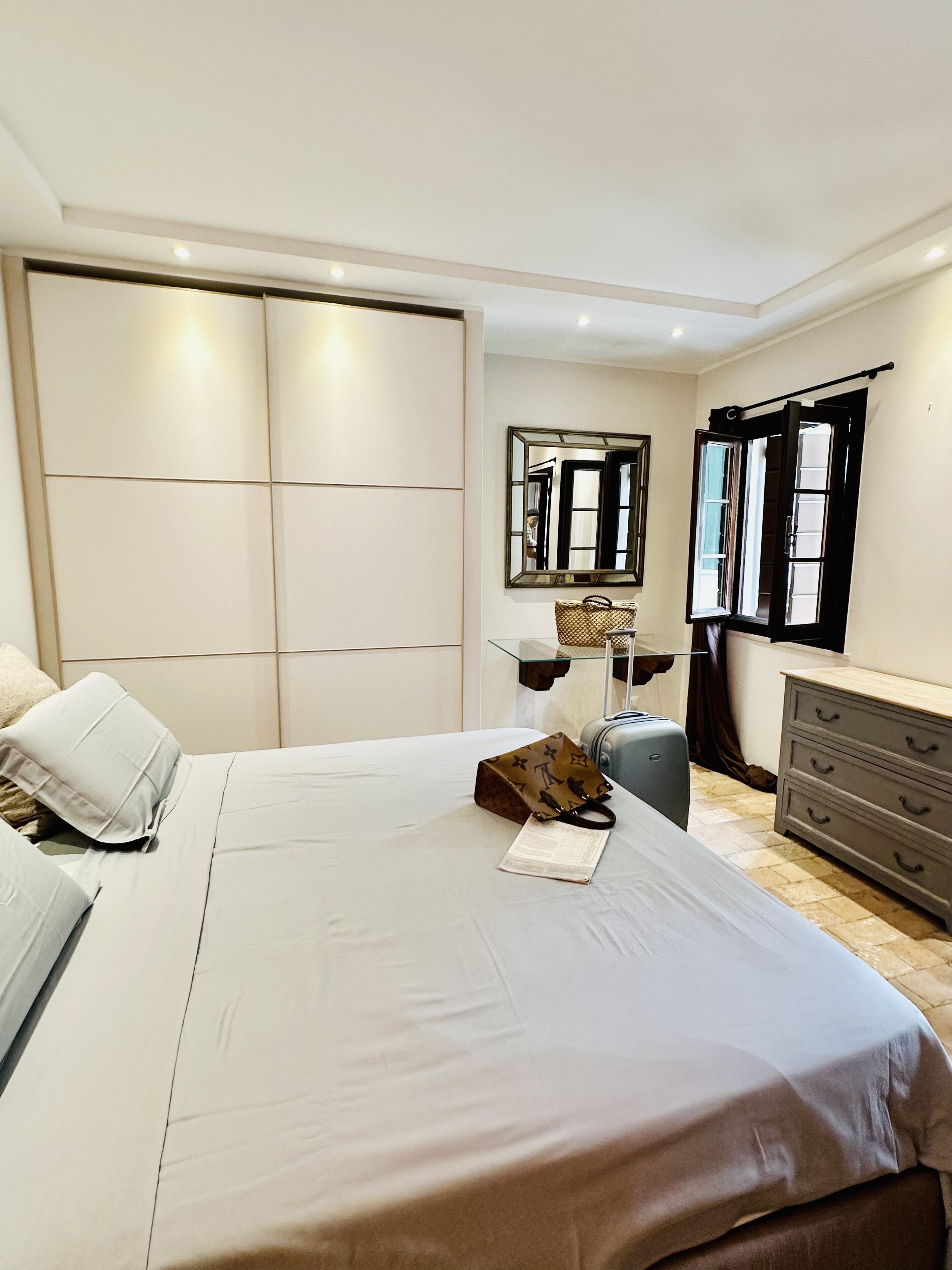 Apartemen Eksklusif | Meja kerja, kedap suara, setrika/meja setrika, dan Wi-Fi gratis