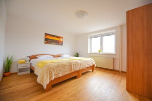 7 habitaciones, tabla de planchar con plancha, internet y ropa de cama 