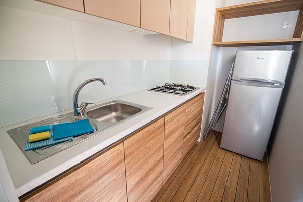 Geladeira, micro-ondas, cooktop, talheres/pratos/utensílios de cozinha