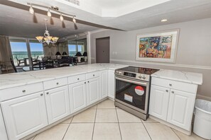 Een koelkast, een microgolfoven, een oven, een kookplaat