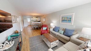 TV - Ground Floor Pool Front Condo Sleeps 8 with easy beach access (Fort Walton Beach)