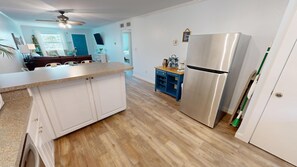 Køleskab, mikrobølgeovn, ovn, kogeplade