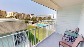 Property grounds - Venus 306 is a 3 BR steps to Pool with easy beach access - sleeps 10 (Fort Walton Beach)
