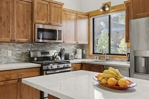 Kylskåp, mikrovågsugn, ugn och spishäll