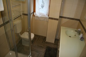 Dusche, Haartrockner, Handtücher