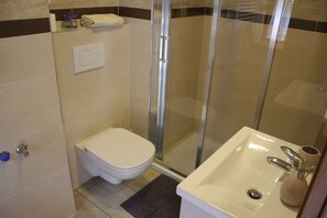 Ducha, artículos de higiene personal gratuitos y secador de pelo