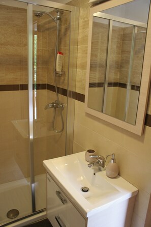 Dusche, kostenlose Toilettenartikel, Haartrockner, Handtücher
