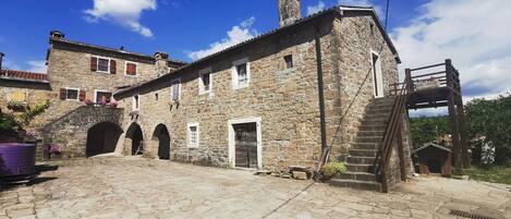 المنشأة من الخارج