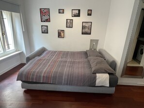 Iron/ironing board, Internet, bed sheets