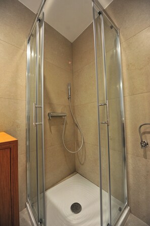 Dusche, Haartrockner, Handtücher, Seife