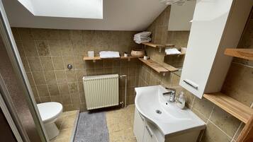Douche, serviettes fournies, papier toilette