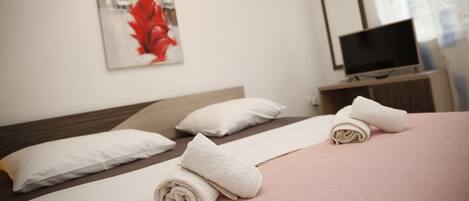 2 bedrooms, iron/ironing board, bed sheets