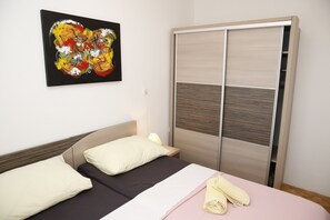 2 bedrooms, iron/ironing board, bed sheets