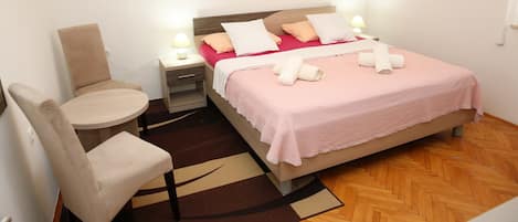 2 bedrooms, iron/ironing board, bed sheets