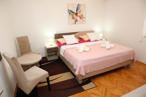 2 bedrooms, iron/ironing board, bed sheets