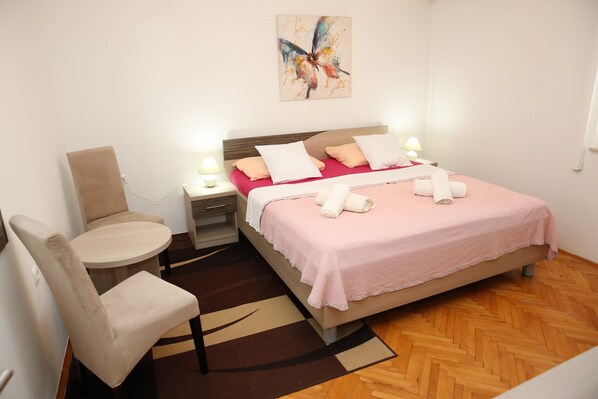 2 bedrooms, iron/ironing board, bed sheets