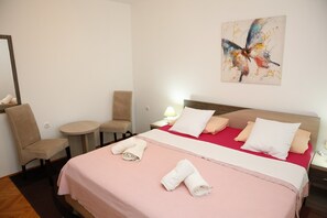 2 bedrooms, iron/ironing board, bed sheets