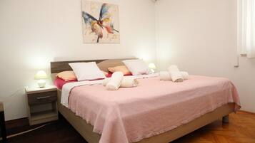 2 bedrooms, iron/ironing board, bed sheets