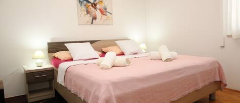 2 bedrooms, iron/ironing board, bed sheets