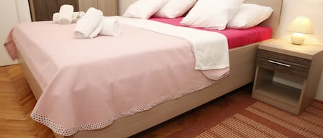 2 bedrooms, iron/ironing board, bed sheets