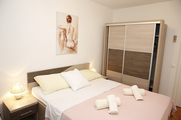 2 bedrooms, iron/ironing board, bed sheets