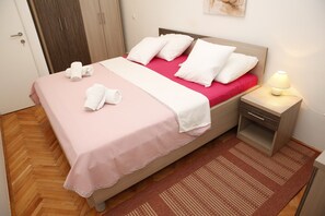 2 bedrooms, iron/ironing board, bed sheets