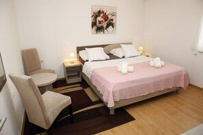 2 bedrooms, iron/ironing board, bed sheets