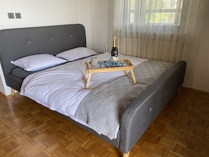 1 camera, ferro/asse da stiro, lenzuola