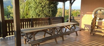 Miha's little hill with Hot tub & Sauna