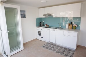 Jääkaappi, liesi, astianpesukone, kahvin-/teenkeitin