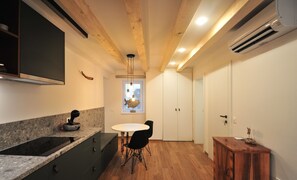 Een koelkast, een kookplaat, een vaatwasser