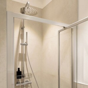 Amenidades de baño gratuitas, secadora de cabello, toallas 