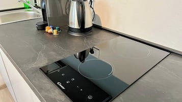 Geladeira, micro-ondas, fogão, cooktop