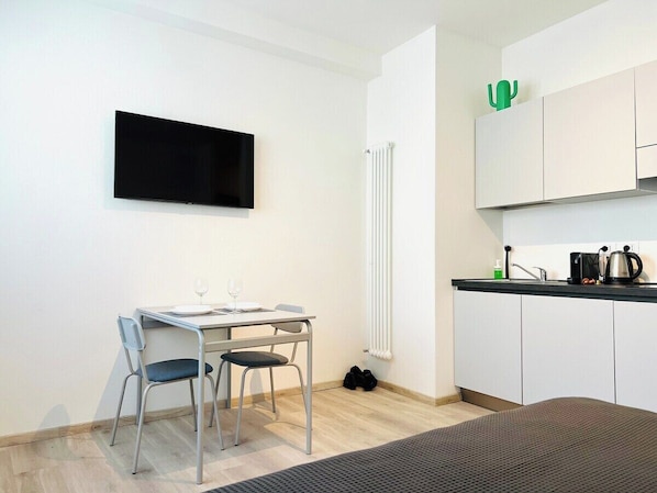 2 bedrooms, soundproofing, WiFi, bed sheets