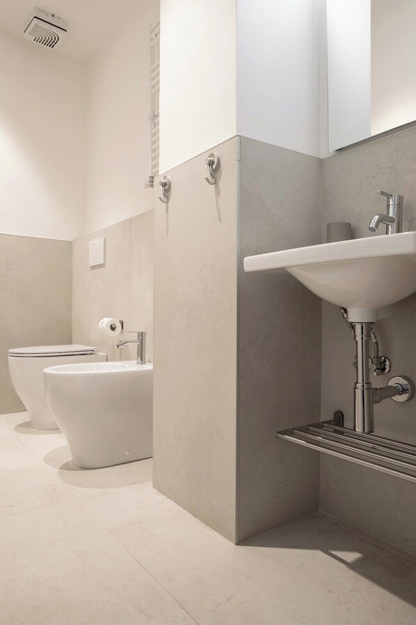 Amenidades de baño gratuitas, secadora de cabello, toallas 