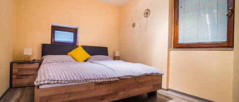 2 bedrooms, iron/ironing board, Internet, bed sheets