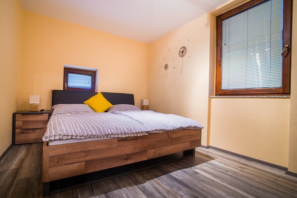 2 habitaciones, tabla de planchar con plancha, internet y ropa de cama 