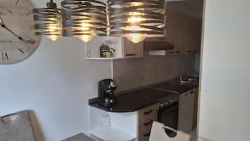Kühlschrank, Mikrowelle, Ofen, Geschirrspüler