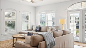 TV - Pool Views, Minutes to Beach, Ground Floor Unit + Free Attraction Tickets! (Santa Rosa Beach)