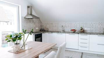 Fridge, oven, stovetop, dishwasher