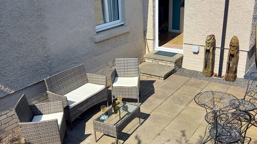 Tom's Place -  a bungalow that sleeps 4 guests  in 2 bedrooms