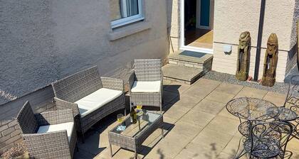 Tom's Place - a bungalow that sleeps 4 guests in 2 bedrooms