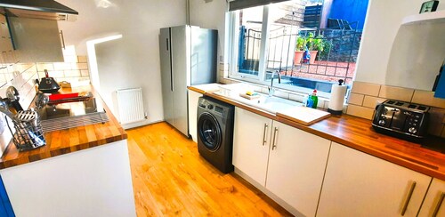 Tom's Place -  a bungalow that sleeps 4 guests  in 2 bedrooms