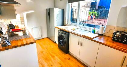 Tom's Place - a bungalow that sleeps 4 guests in 2 bedrooms