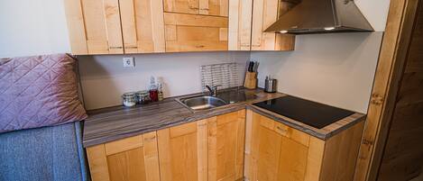 Fridge, oven, stovetop, cookware/dishes/utensils