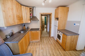 Fridge, oven, stovetop, cookware/dishes/utensils - One bedroom app in Pony Ranch - Saisy (Podcetrtek)