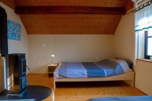 1 dormitori, planxa i posts de planxar, Internet i roba de llit 