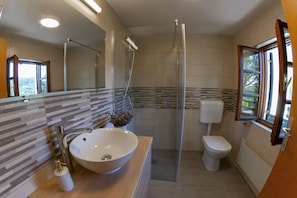 Douche, sĂšche-cheveux, bidet, serviettes fournies