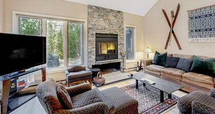 All-season landing pad with resort amenities, mtn views, & W/D - dog-friendly